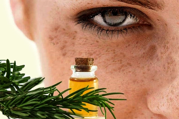 خواص روغن رزماری برای دور چشم